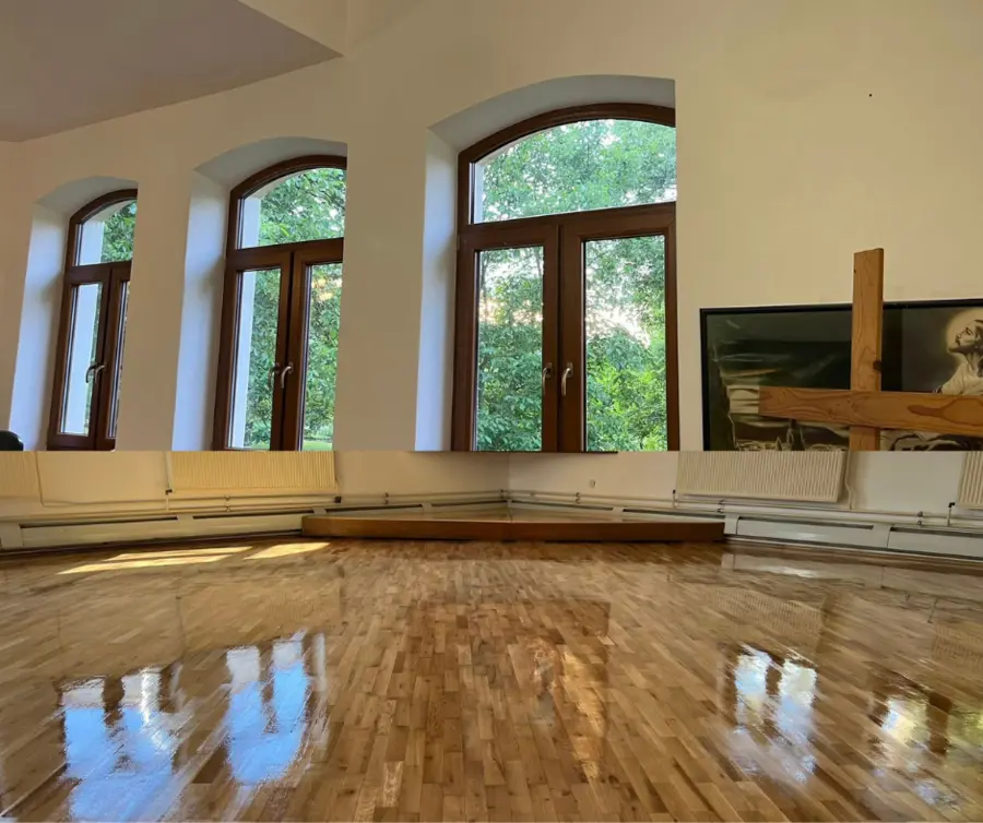 MAĽOVANIE ZB. DOMU A RENOVÁCIA PARKIET...