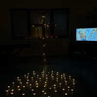 Mládež pri sviečkach