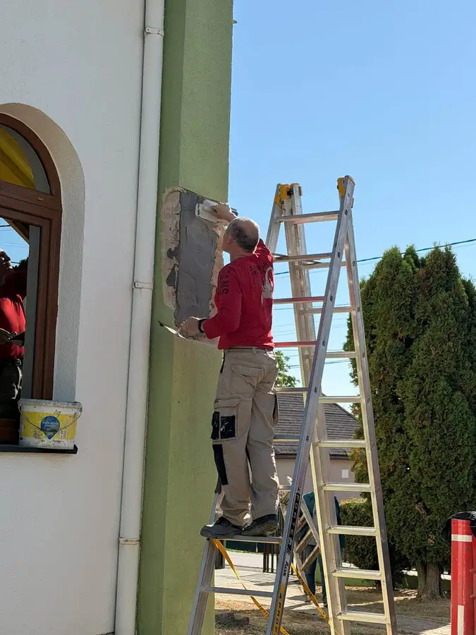 DNES ZAČALA OPRAVA NA POŠKODENÝCH MIESTACH KOSTOLA V SOLI 🙏